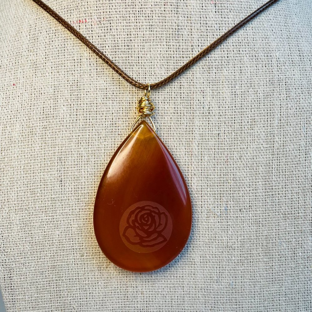 Artisan Carnelian Gemstone Tear Drop Rose Etched Pendant Rope Necklace 8.5” dia